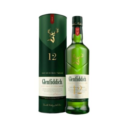 Botella de Whisky Glenfiddich 12 años 750cc en su caja cilíndrica verde con ciervo dorado, sobre fondo blanco.