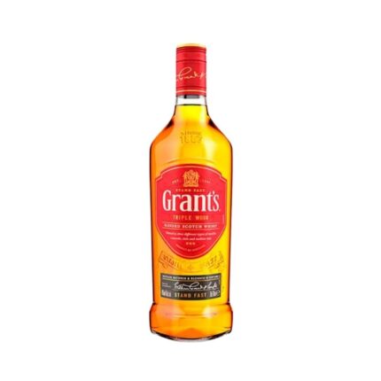 Botella de Whisky Grants Triple Wood 750cc, blended escocés de color ámbar con etiqueta roja y diseño triangular icónico.