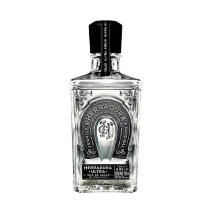 Botella de Tequila Herradura Original Ultra Añejo, transparente y elegante, con etiqueta plateada y negra de herradura.