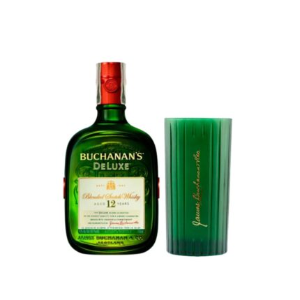 Pack de Whisky Buchanan's Deluxe 12 años de 750cc con vaso verde exclusivo en fondo blanco.