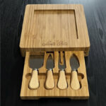Pack 2 vinos Bougainville Petite Sirah + Tabla de picoteo personalizable con utensilios de regalo - Imagen 2