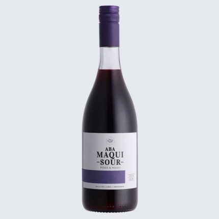 Botella de Aba Maqui Sour 750cc, cóctel chileno de pisco y maqui, color rojo púrpura, tapa morada.