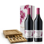 Pack 2 vinos Bougainville Petite Sirah + Tabla de picoteo personalizable con utensilios de regalo