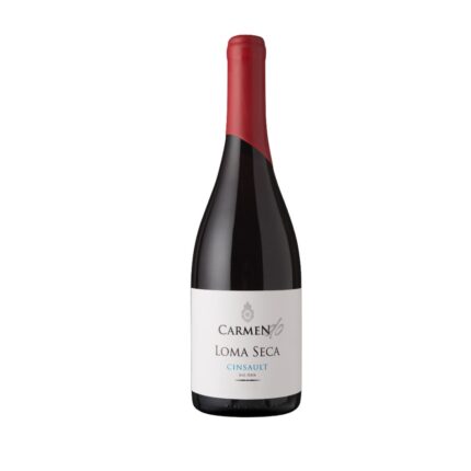 Botella de vino tinto Carmen DO Loma Seca Cinsault 750ml del Valle del Itata con etiqueta blanca y cápsula roja.