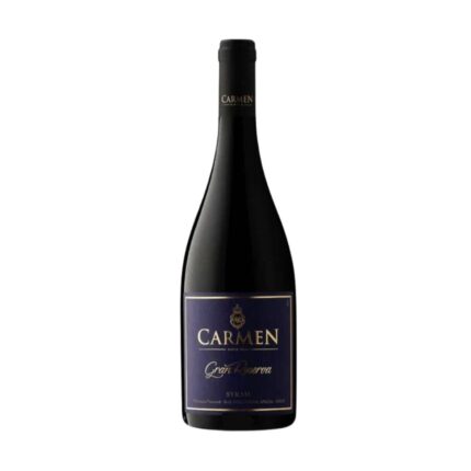 Botella de vino tinto Carmen Gran Reserva Syrah de 750ml, con etiqueta azul oscuro y letras doradas, destacando su calidad premium chilena.