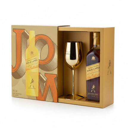Pack Johnnie Walker Gold Label Reserve con botella de whisky escocés y copa dorada, presentación de lujo para regalo.