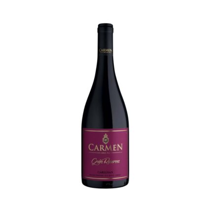 Botella de vino Carmen Gran Reserva Carignan, vino tinto chileno del Valle del Maule con etiqueta púrpura.