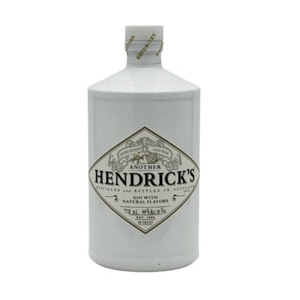 Botella de Hendrick's Another Gin premium de 750ml, con etiqueta de azahar y cacao, fondo blanco.